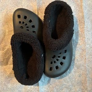 New women plush lined clogs .Black size W7/8